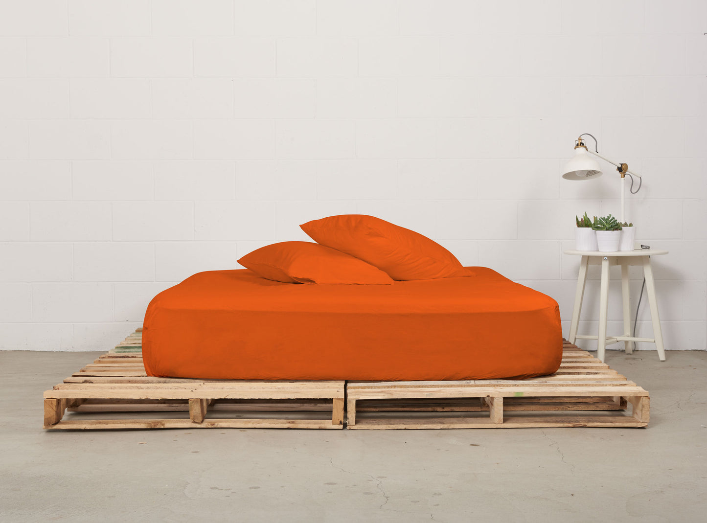 fitted sheet | alarm clock orange | pallet bed | bedface