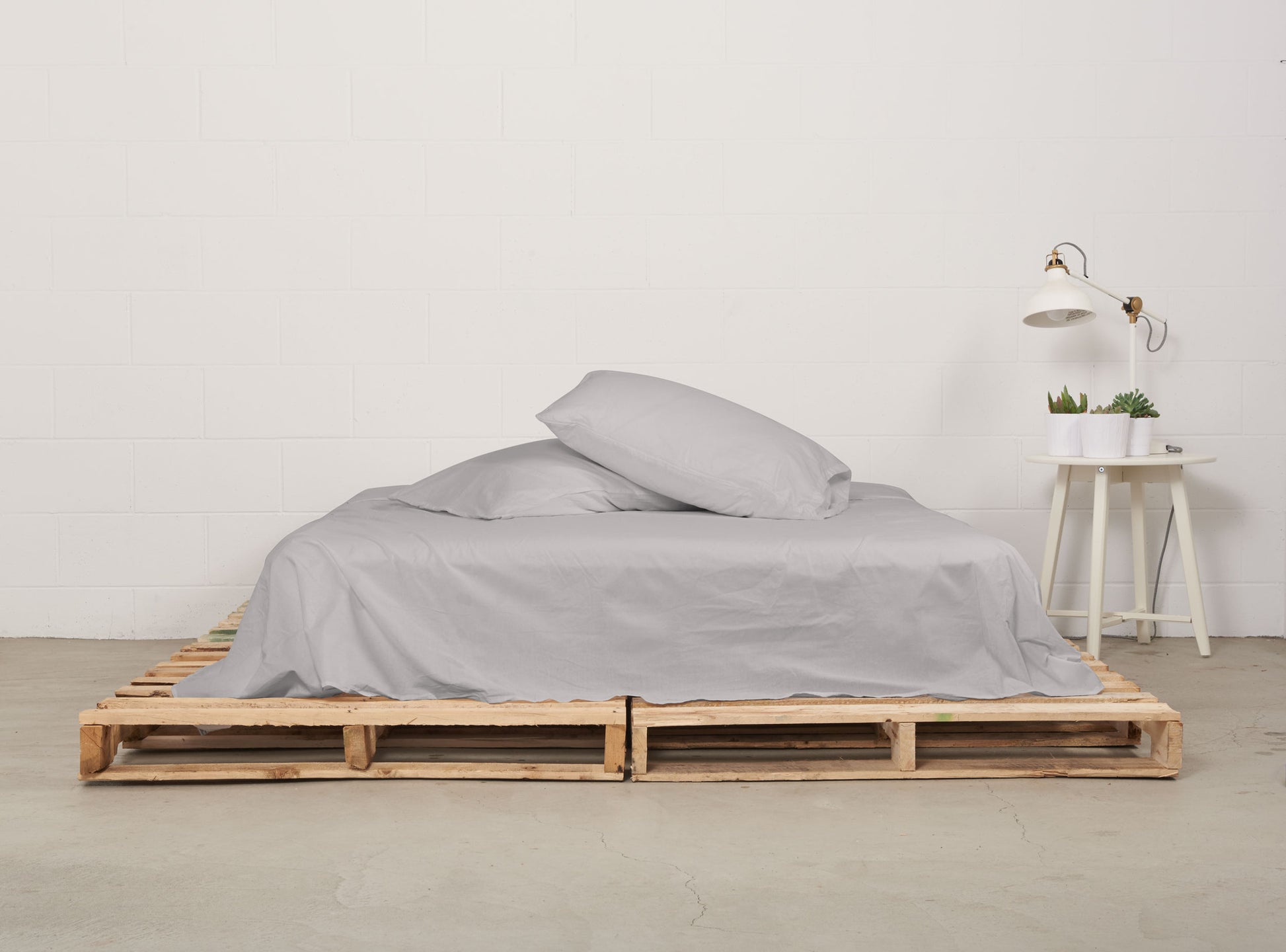 flat sheet | feather grey | pallet bed | bedface