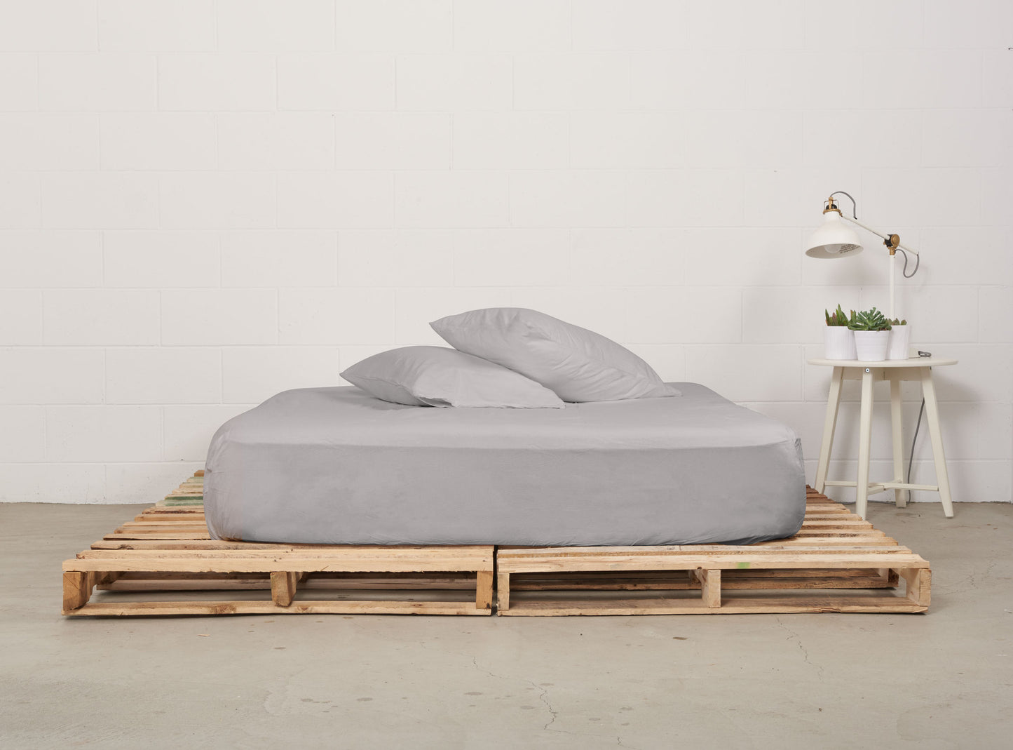 fitted sheet | feather grey | pallet bed | bedface