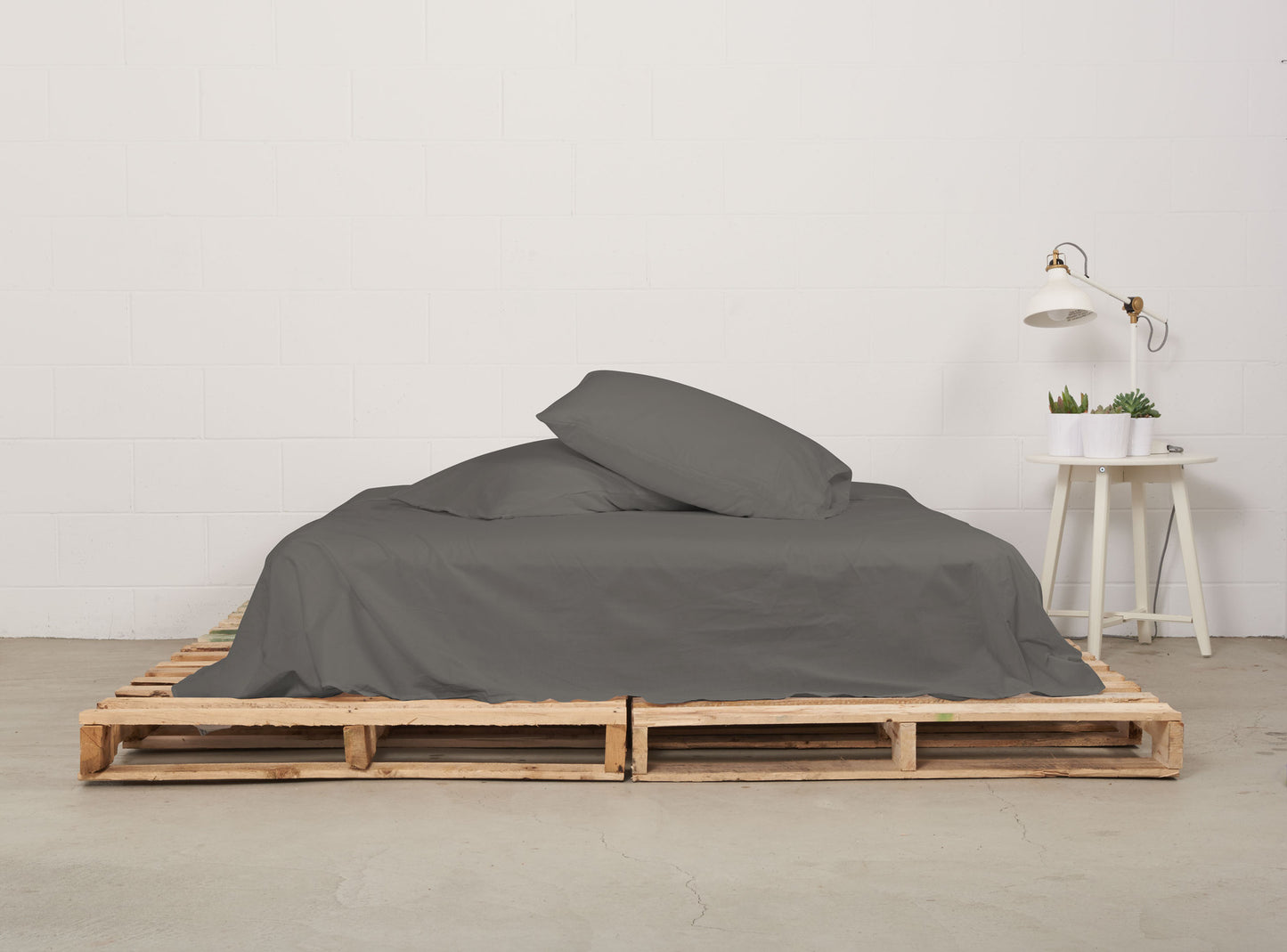 flat sheet | moonrock grey | pallet bed | bedface