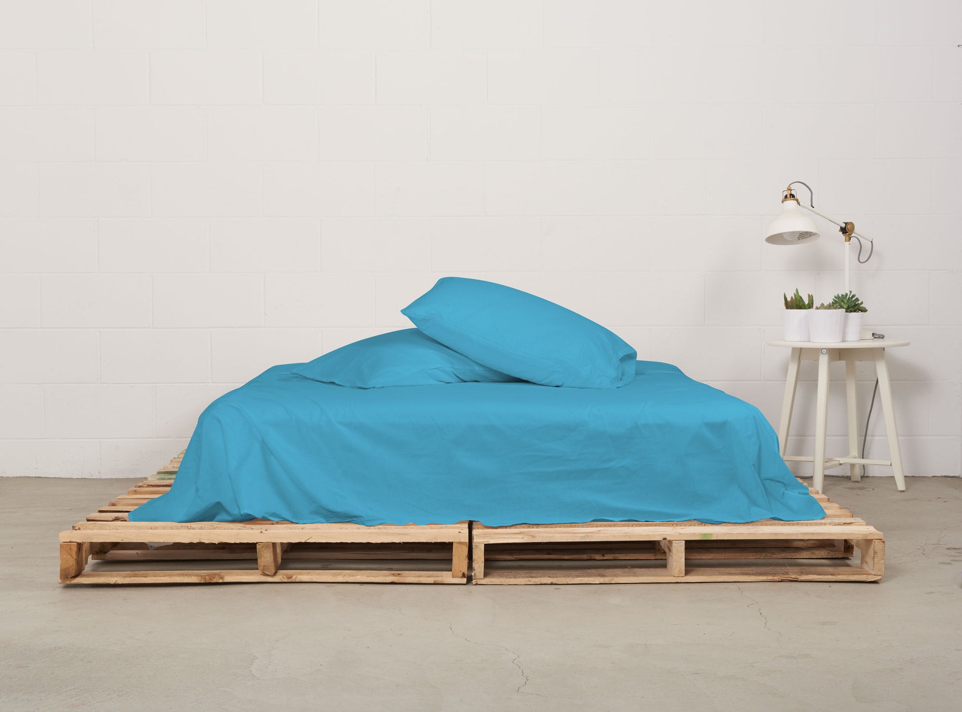 flat sheet | sky blue | pallet bed | bedface