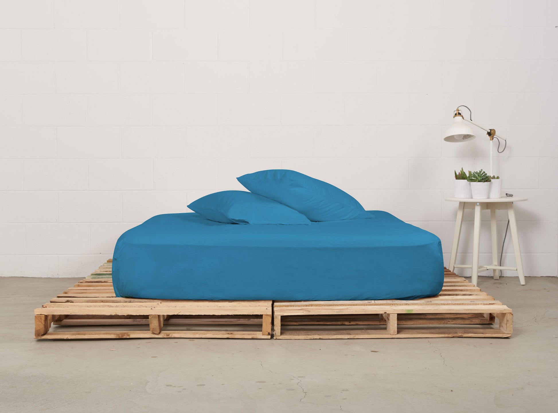 fitted sheet | coastal blue | pallet bed | bedface