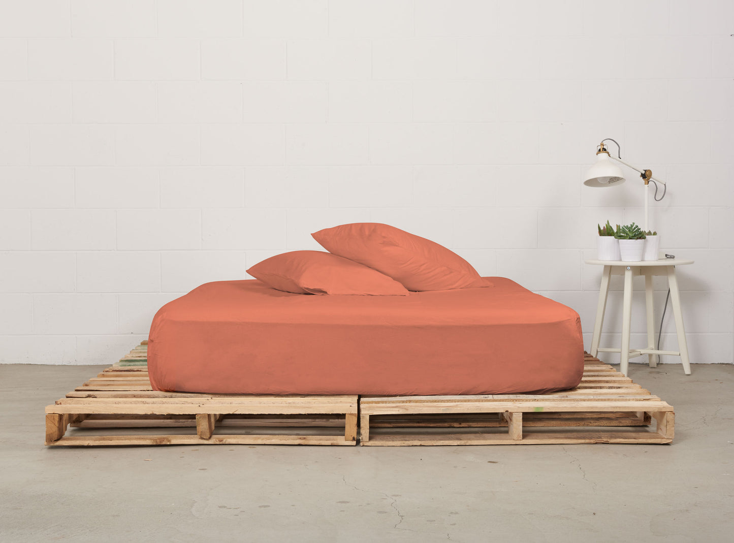 fitted sheet | sunrise coral | pallet bed | bedface