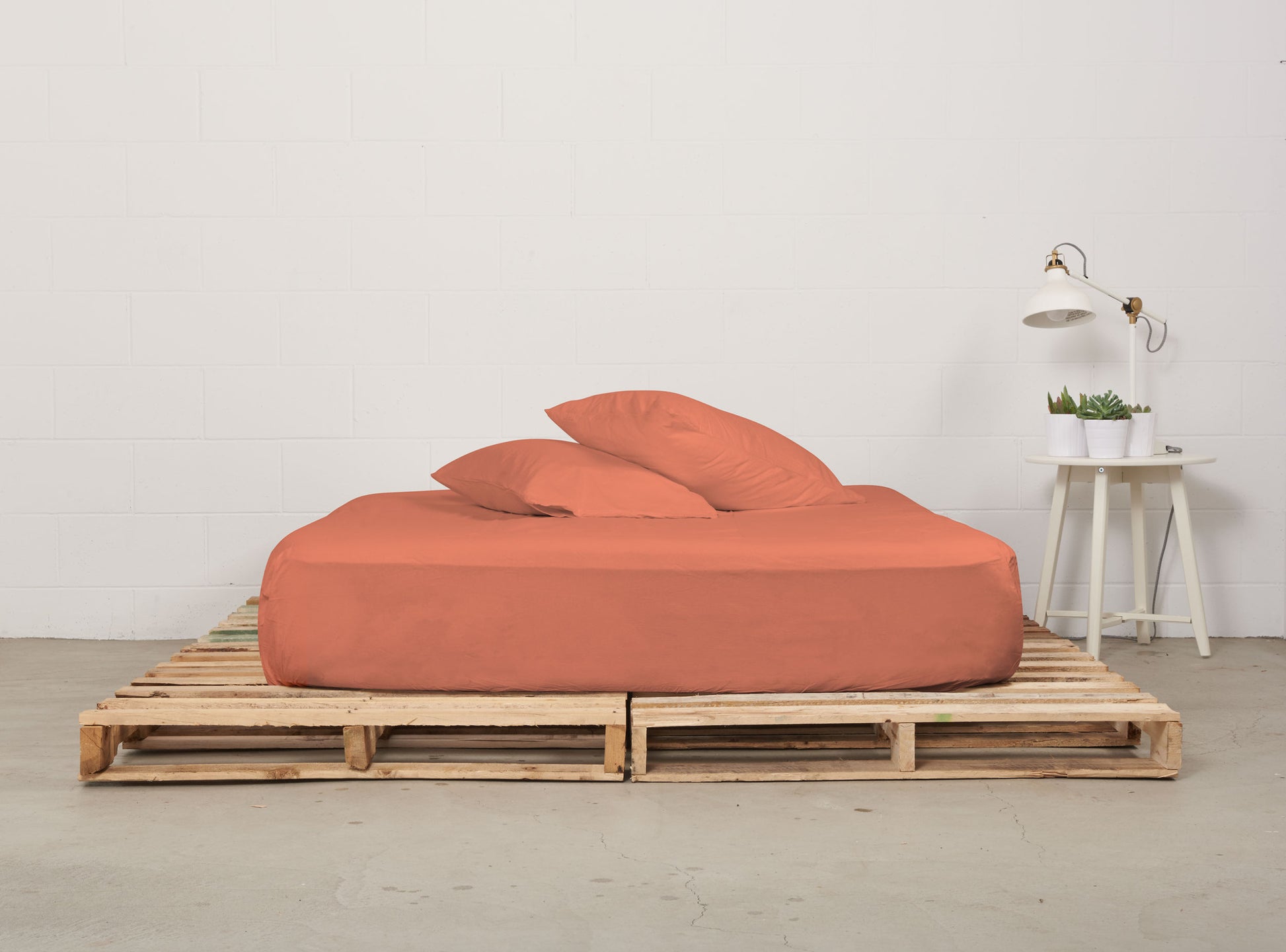 fitted sheet | sunrise coral | pallet bed | bedface