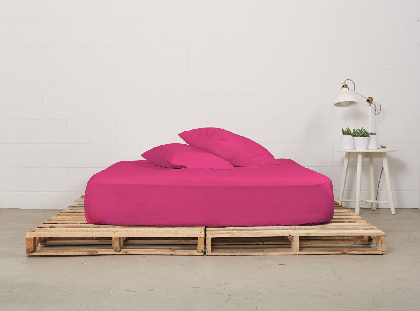 fitted sheet | electric pink | pallet bed | bedface