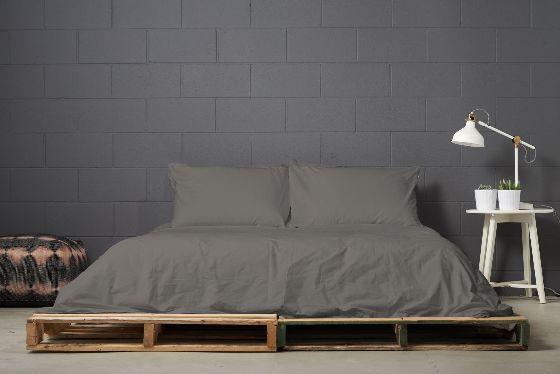 sleep set | dark | pallet bed | bedface